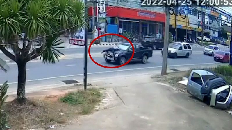 Naštvaný Thajec se držel na kapotě jedoucího auta 100 kilometrů
